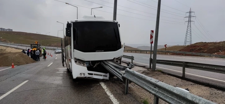 Siirt’te bariyere saplanan polis otobüsünde maddi hasar oluştu
