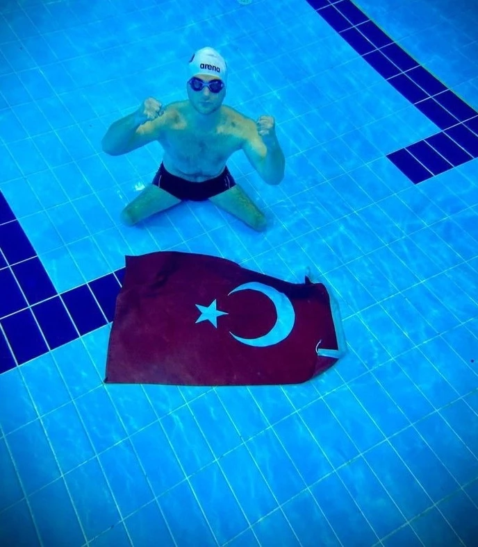 Siirt’te bedensel ve işitme engelli sporcular havuzun dibinde Türk bayrağı açtı
