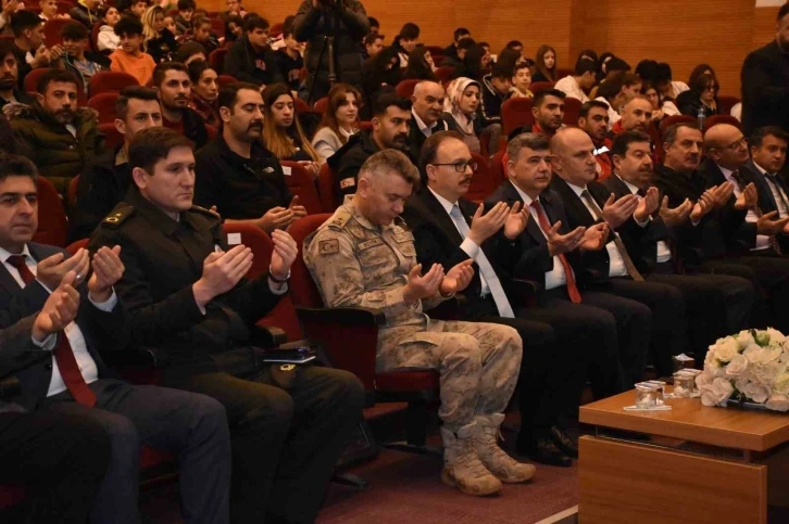 Siirt’te depremde hayatını kaybedenler anıldı
