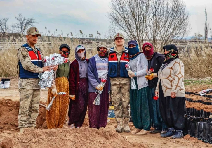 Siirt’te jandarma kadınlara karanfil dağıtarak günlerini kutladı
