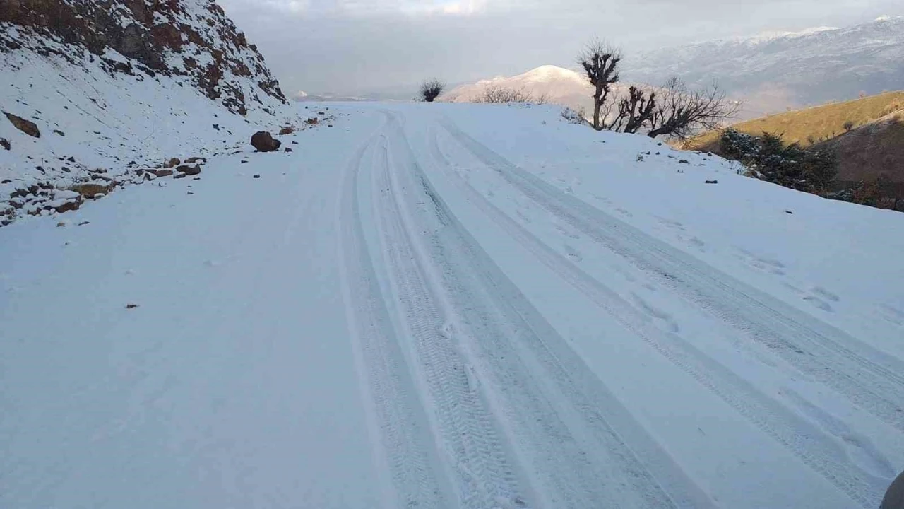 Siirt’te kapanan köy yolları ulaşıma açılıyor
