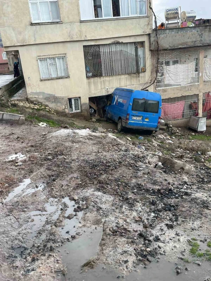 Siirt’te kontrolden çıkan kargo aracı bir eve daldı
