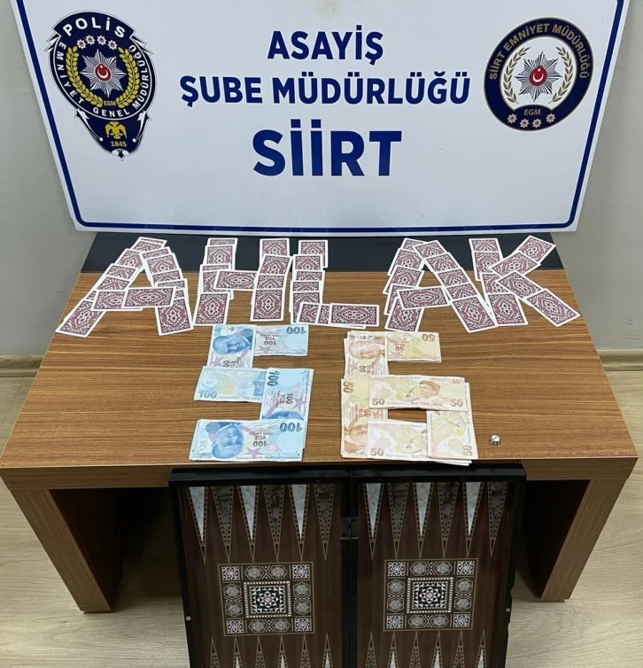 Siirt’te kumar oynayan 5 şahsa 9 bin 95 TL para cezası
