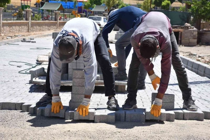 Siirt’te mahallelerde kilitli parke taşı döşeme ve kaldırım yenileme çalışmaları başladı
