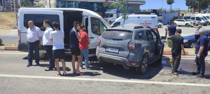 Siirt’te minibüs ile hafif ticari araç çarpıştı: 1 yaralı
