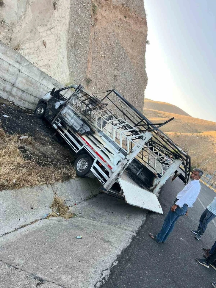 Siirt’te otomobil ile çarpışan kamyonet alev aldı
