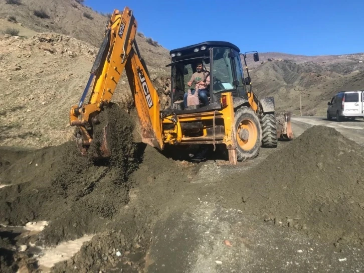 Siirt’te sağanak nedeniyle kapanan köy yolları ulaşıma açıldı
