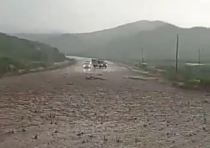 Siirt’te sel oldu, araçlar mahsur kaldı
