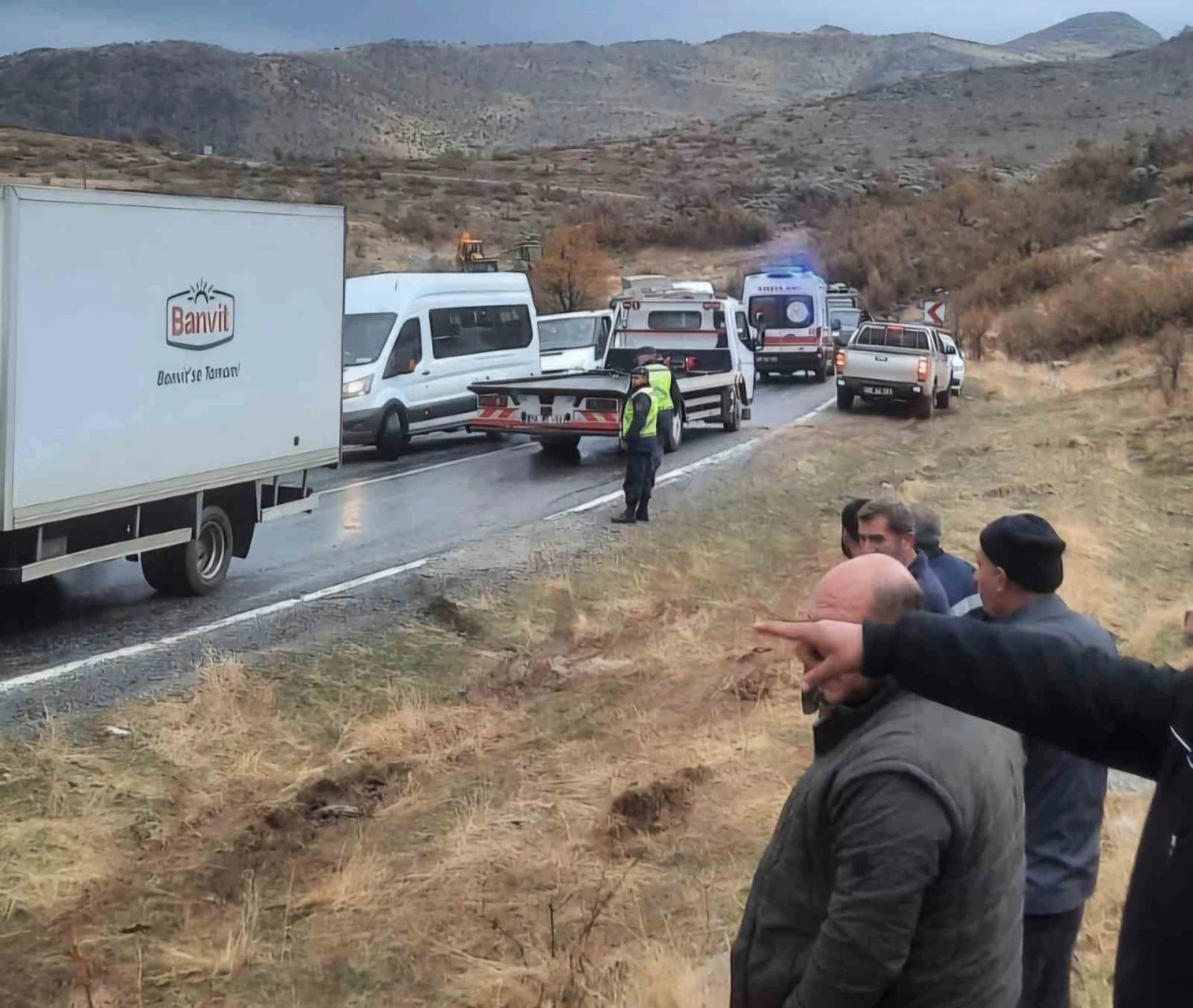 Siirt’te virajı alamayan tır devrildi: 1 yaralı
