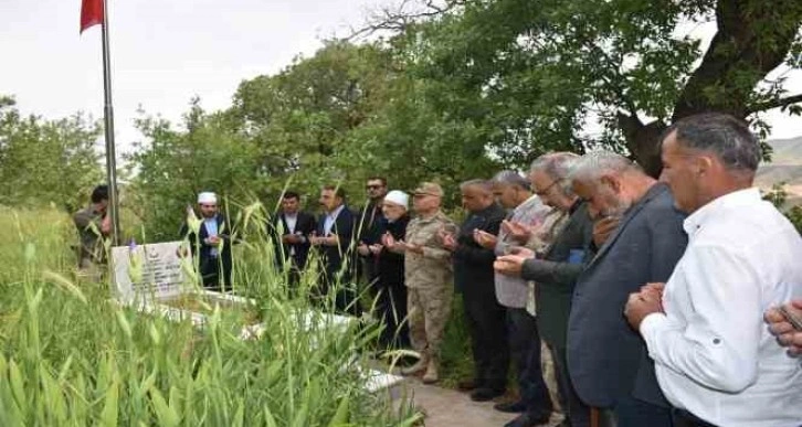 Siirt Valisi Hacıbektaşoğlu, 1994 yılında şehit edilen köy korucusunun anma programına katıldı