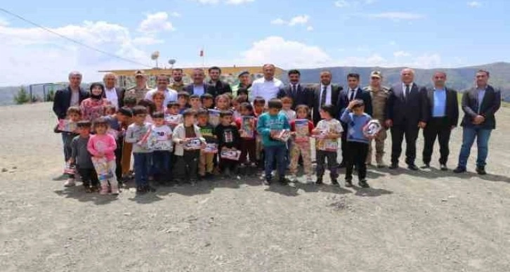 Siirt Valisi Hacıbektaşoğlu, Baykan’da köy okulunda öğrencilerle bir araya geldi