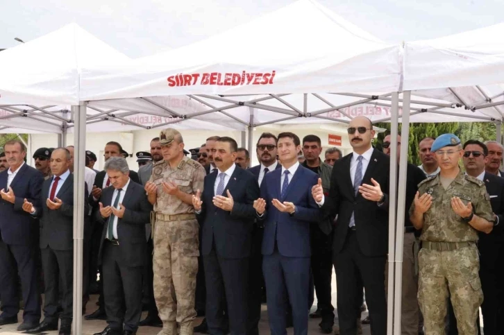 Siirt Valisi Hacıbektaşoğlu’ndan şehitliğe bayram ziyareti
