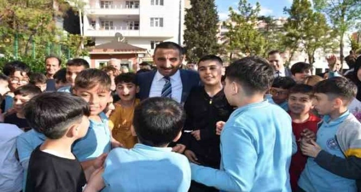 Siirt Valisi Hacıbektaşoğlu öğrencilerle bir araya geldi