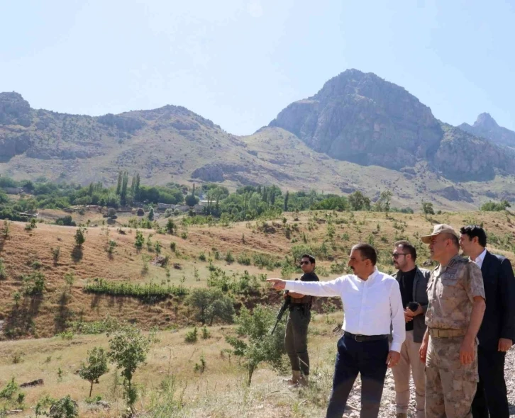 Siirt Valisi Hacıbektaşoğlu, Pervari-Doğan yolunda incelemelerde bulundu
