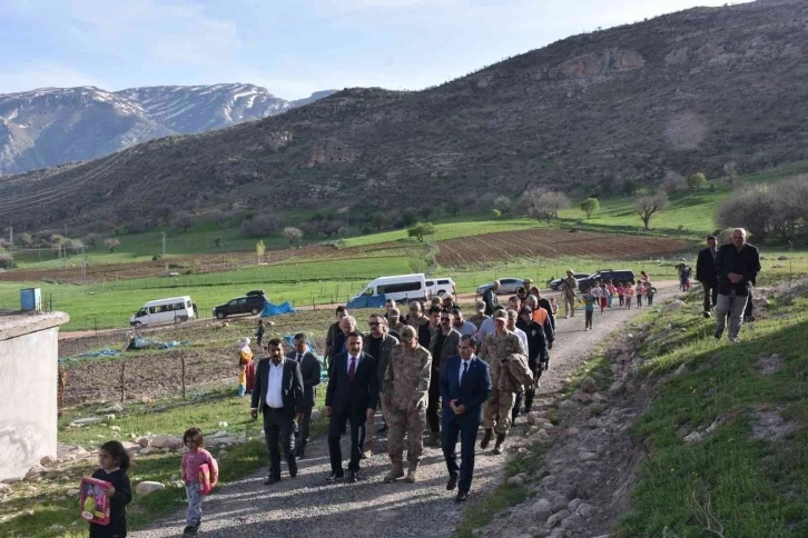 Siirt Valisi Hacıbektaşoğlu, Siirt-Şırnak sınırında vatandaşlarla bir araya geldi
