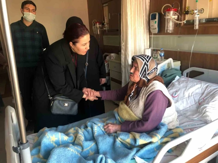 Siirt valisinin eşi Güney Hacıbektaşoğlu, depremzede aileleri yalnız bırakmadı

