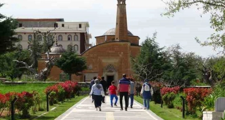 Siirt’in Tillo ilçesi ziyaretçi akınına uğruyor