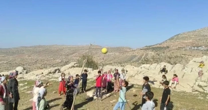 Siirtli çocuklar ip ve odun parçasından voleybol sahası yapıp gönüllerince eğlendi
