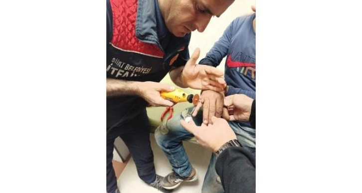 Siirt’te bir gencin parmağına sıkışan yüzük itfaiye ekiplerince çıkarıldı