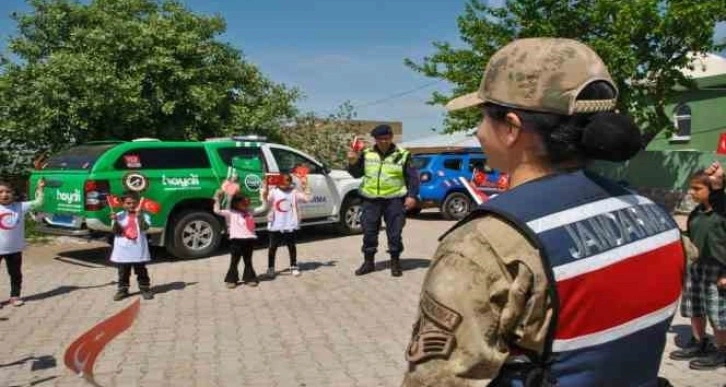 Siirt’te jandarma ekipleri bakanlığın projesini öğrencilere anlatı