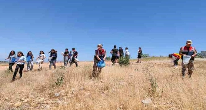 Siirt’te jandarma ve öğrenciler Botan Vadisi’nde çevre temizliği yaptı