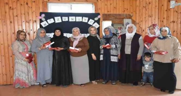 Siirt’te okuma yazma öğrenen kadınlar sertifika almanın mutluluğunu yaşadı