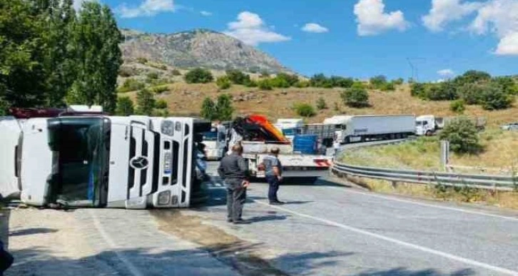 Siirt’te tır devrildi: Sürücü kazayı yara almadan atlattı