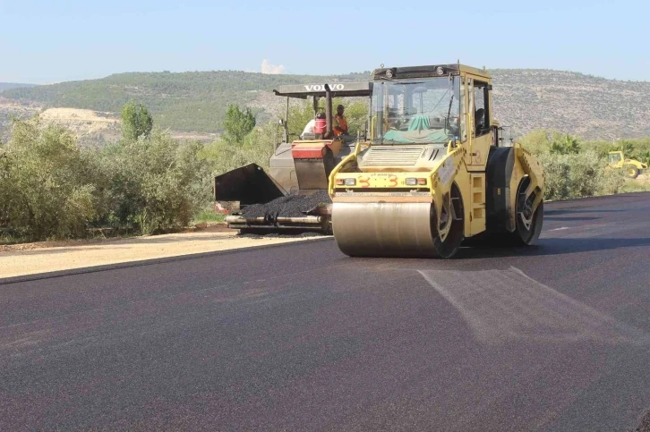 Silifke’de asfalt çalışması sürüyor
