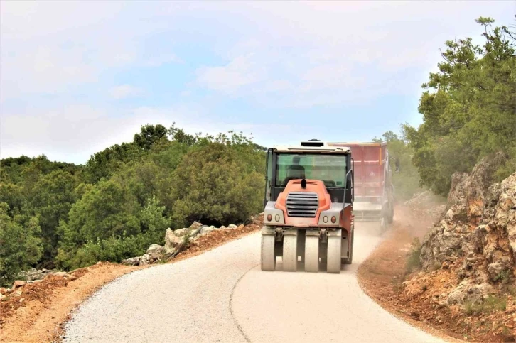 Silifke’de üretim bölgelerinin yolları asfaltlanıyor
