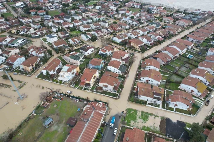 Silivri’de Altınorak Sitesi’ni yine su bastı, yollar göle döndü
