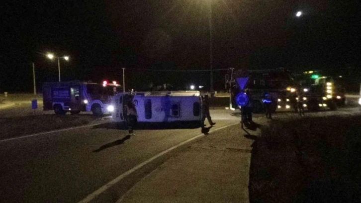 Silivri’de ambulans yan yattı, 3 sağlık personeli ölümden döndü
