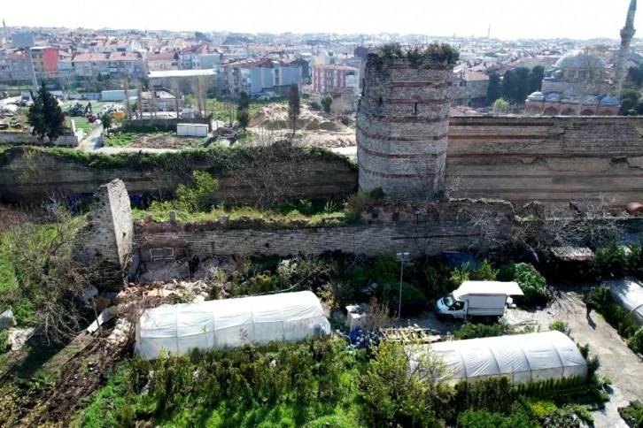 Silivrikapı'da bulunan surlarının yıkılan bölümü havadan görüntülendi