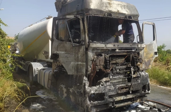 Silo tankerindeki yangın, aracı demir yığınına çevirdi
