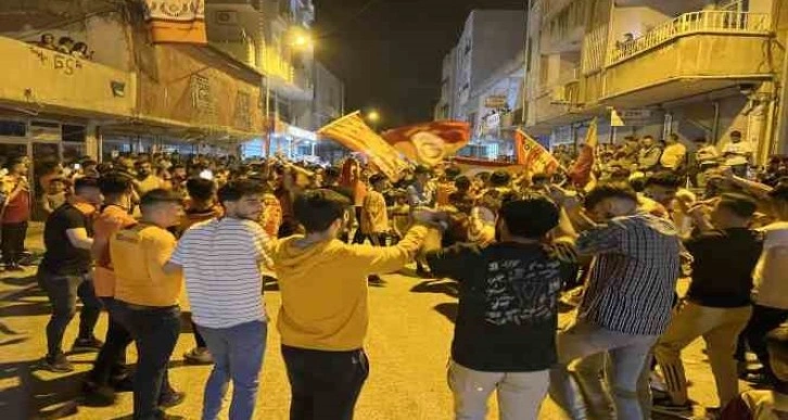 Silopi’de Galatasaray taraftarları şampiyonluğu yöresel halay eşliğinde kutladı