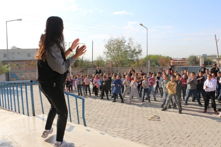 Silopili öğrenciler sabah derslerine müzik eşliğinde başlıyorlar
