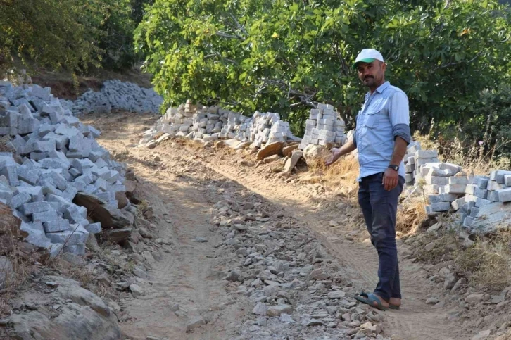 Şimşelli Mahallesinde hayati önem taşıyan yollar yenileniyor
