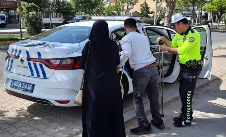 Sınava girecek olan engelli gencin yardımına trafik polisleri yetişti
