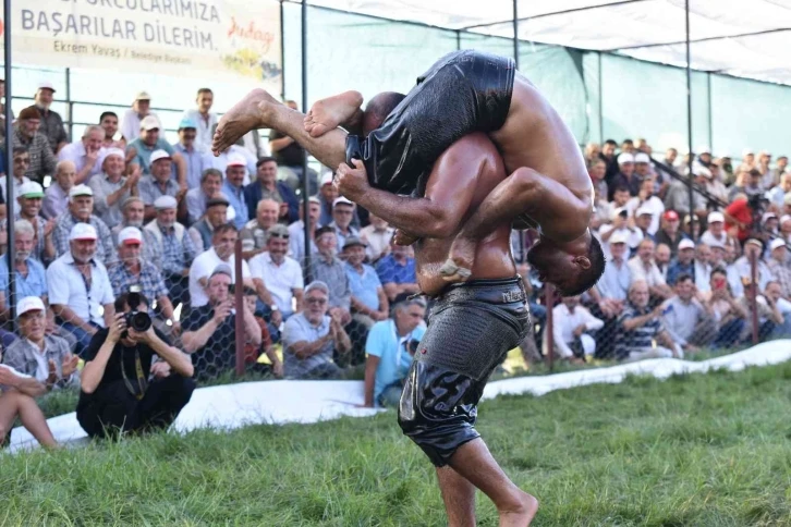 Sındırgı Güreşlerinde Yağcıbedir kemerinin sahibi Orhan Okulu oldu
