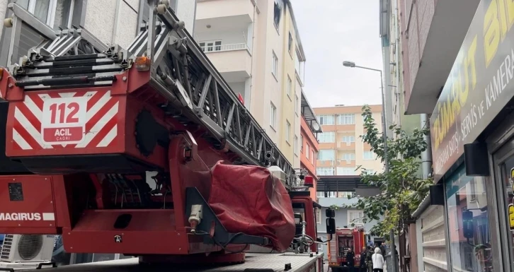 Sinir krizi geçirdi, ailesinin bulunduğu evi yaktı
