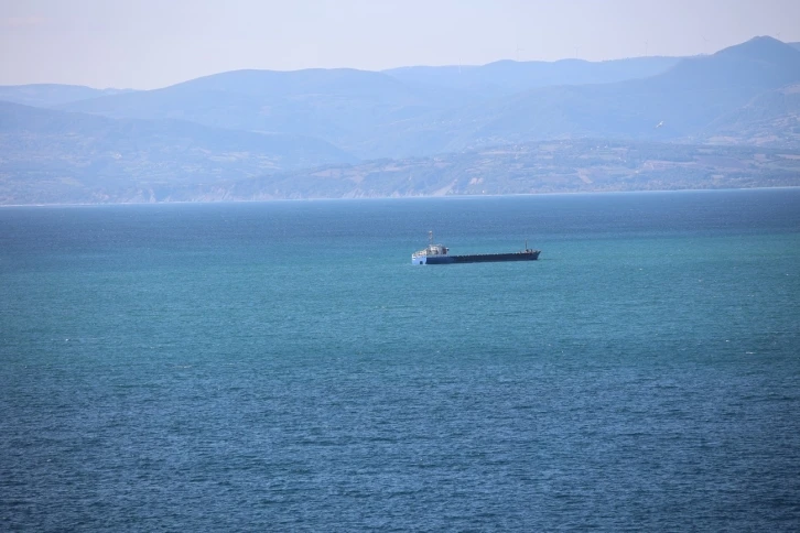 Sinop açıklarında batma tehlikesi geçiren kuru yük gemisi kurtarıldı
