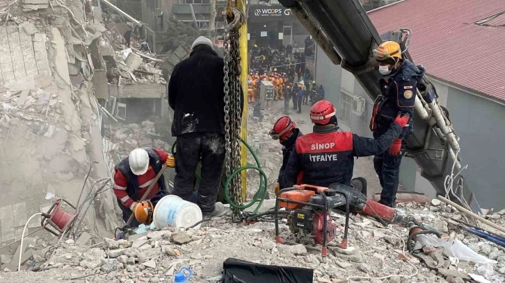 Sinop İtfaiyesi, 7 yaralı ve 36 cansız bedeni enkaz altından çıkardı
