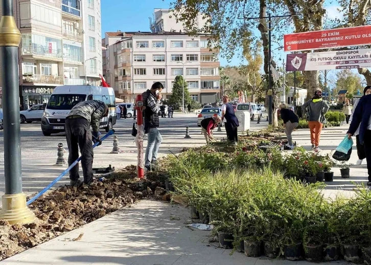 Sinop meydanında peyzaj çalışmaları sürüyor
