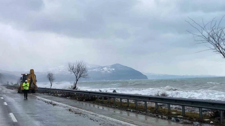 Sinop’ta 3 metrelik dev dalgalar yola taştı
