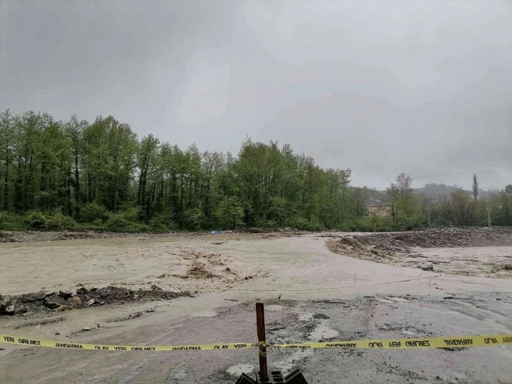 Sinop’ta dere taştı, geçici köprü ulaşıma kapandı
