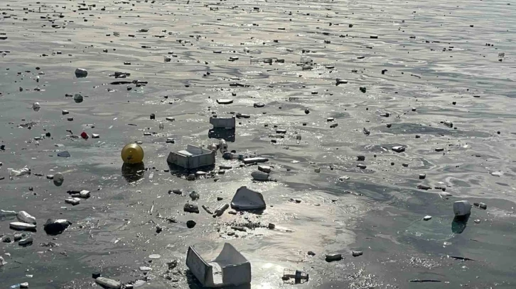 Sinop’ta fırtınada deniz kenarı çöplerle doldu
