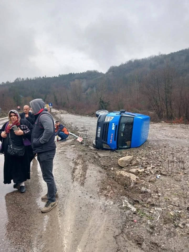 Sinop’ta kargo aracı devrildi
