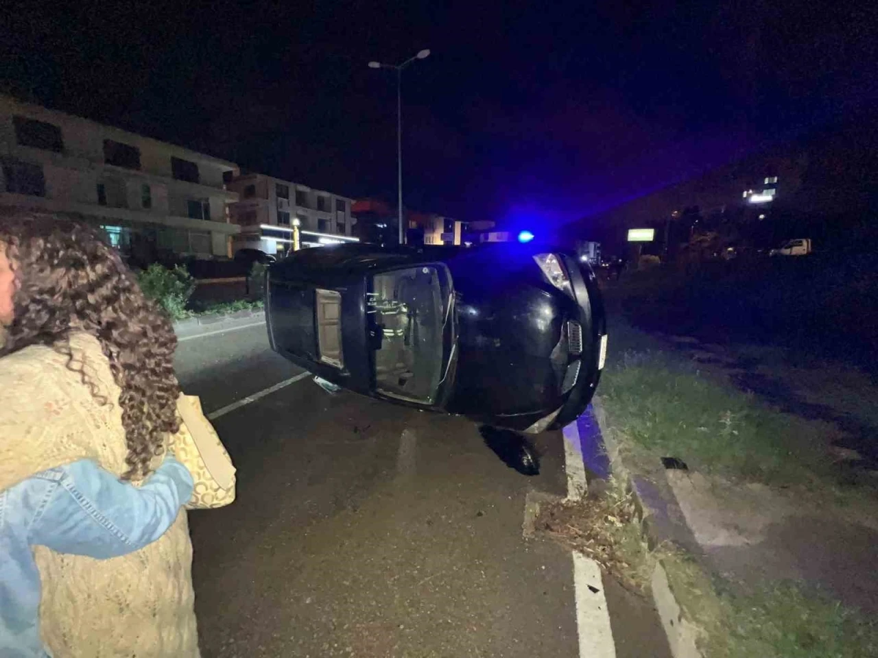 Sinop’ta kontrolden çıkan araç yan yattı
