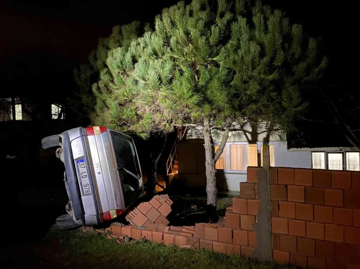 Sinop’ta kontrolünü kaybeden otomobil bahçe duvarına çarptı: 3 yaralı
