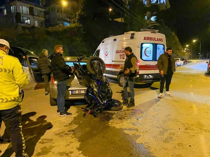 Sinop’ta motosiklet otomobille çarpıştı: 1 yaralı
