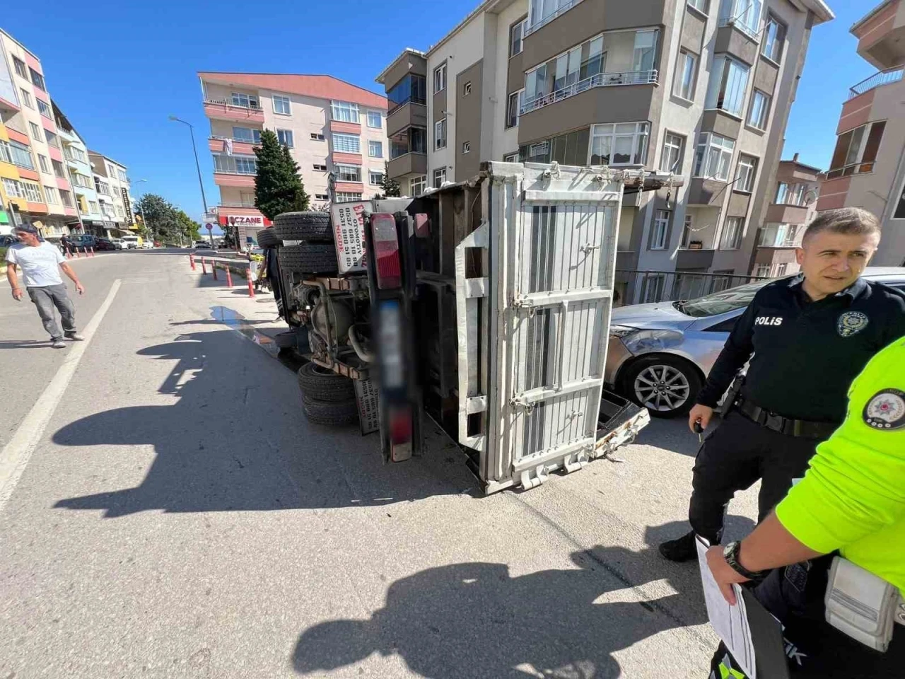 Sinop’ta virajı alamayan kamyonet devrildi
